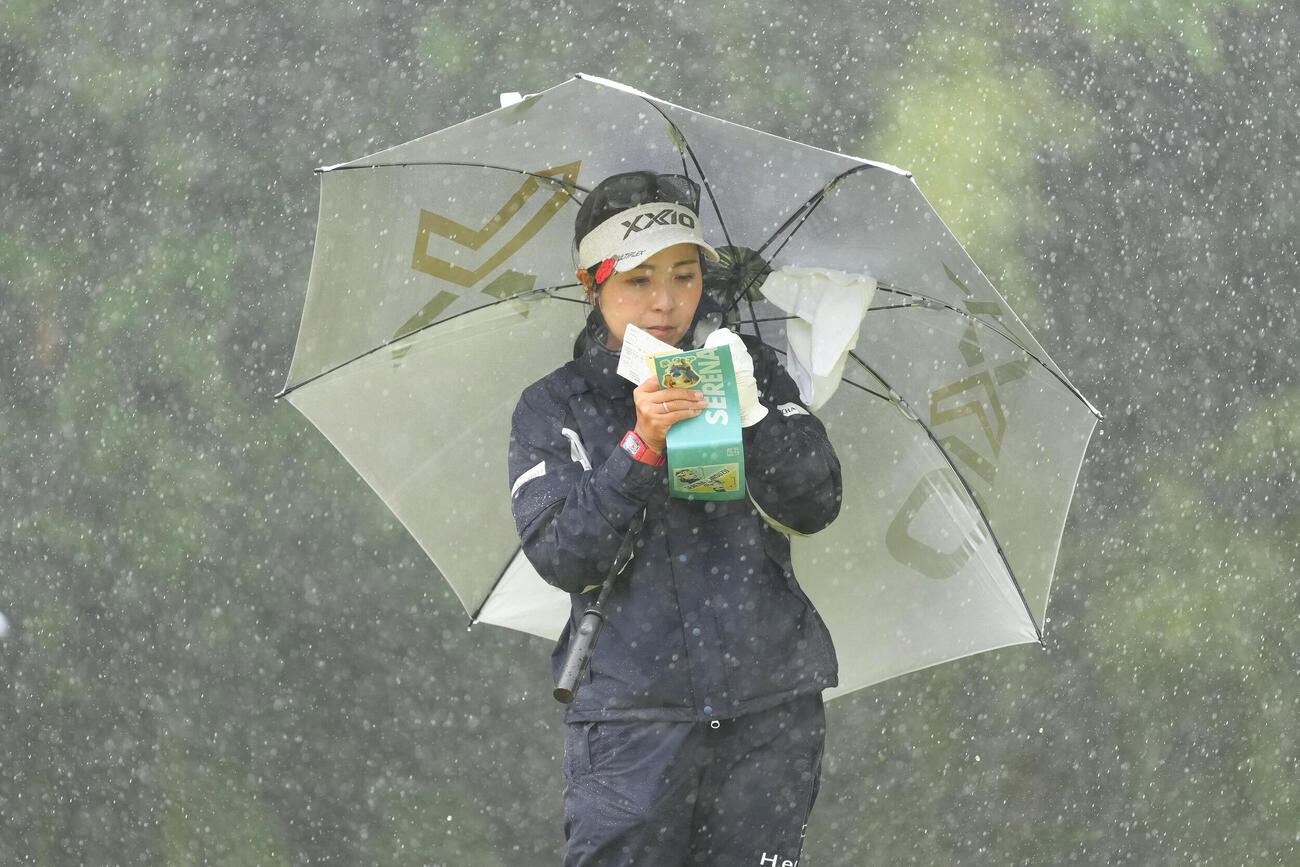 雨の中、メモを取る青木瀬令奈（撮影・足立雅史）
