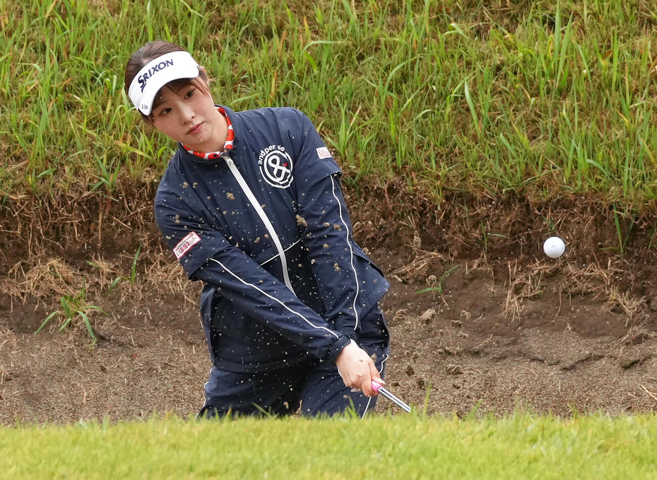 11番、バンカーショットを放つ都玲華（撮影・足立雅史）