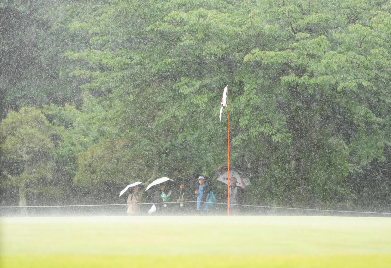 降雨によるコースコンディション不良のため競技が一時中断する（撮影・足立雅史）