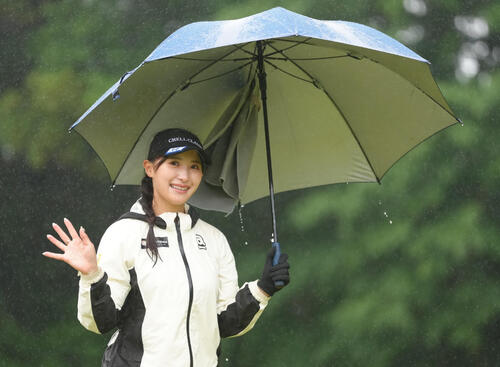 カメラに笑顔で手を振る臼井麗香（撮影・足立雅史）
