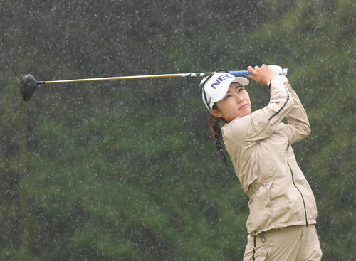 13番、ティーショットを放つ安田祐香（撮影・足立雅史）