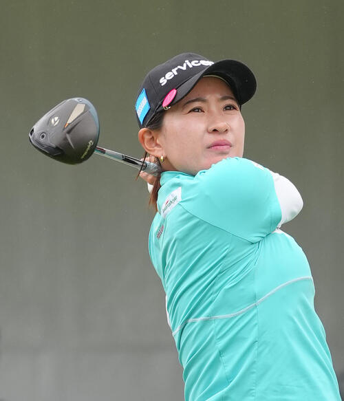 10番、ティーショットを放つ永井花奈（撮影・足立雅史）
