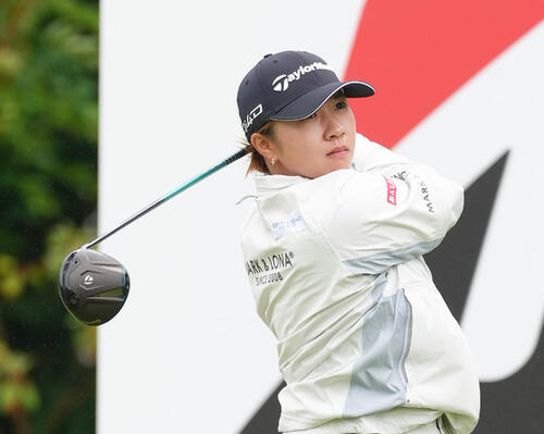 10番、ティーショットを放つ泉田琴菜（撮影・足立雅史）