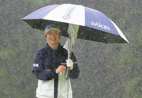 激しい雨の中、笑顔を見せる堀琴音（撮影・足立雅史）
