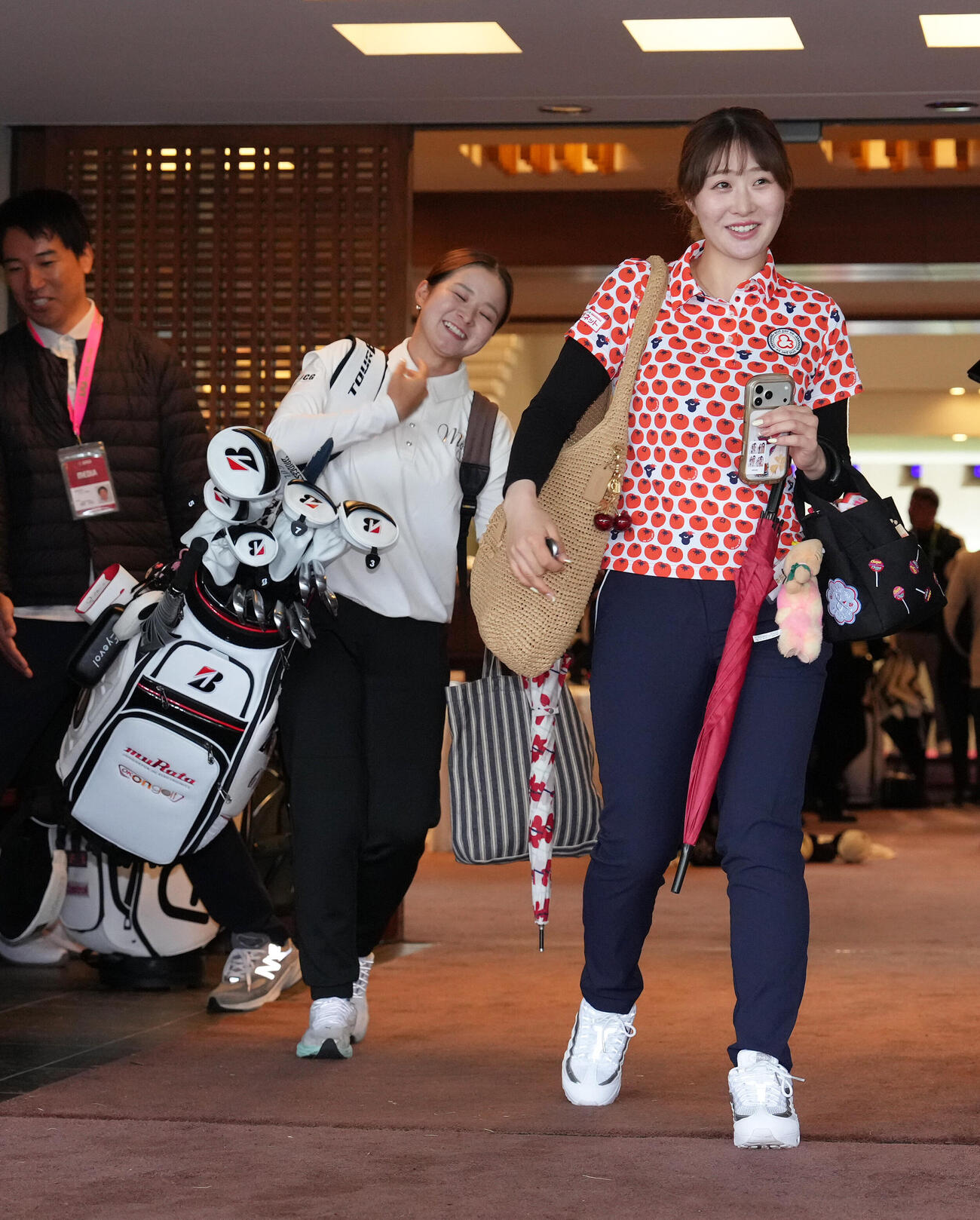 ブリヂストンレディスオープン第2日　競技中止となりクラブハウスを後にする都玲華（右）と川崎春花（撮影・足立雅史）＝2026年5月22日