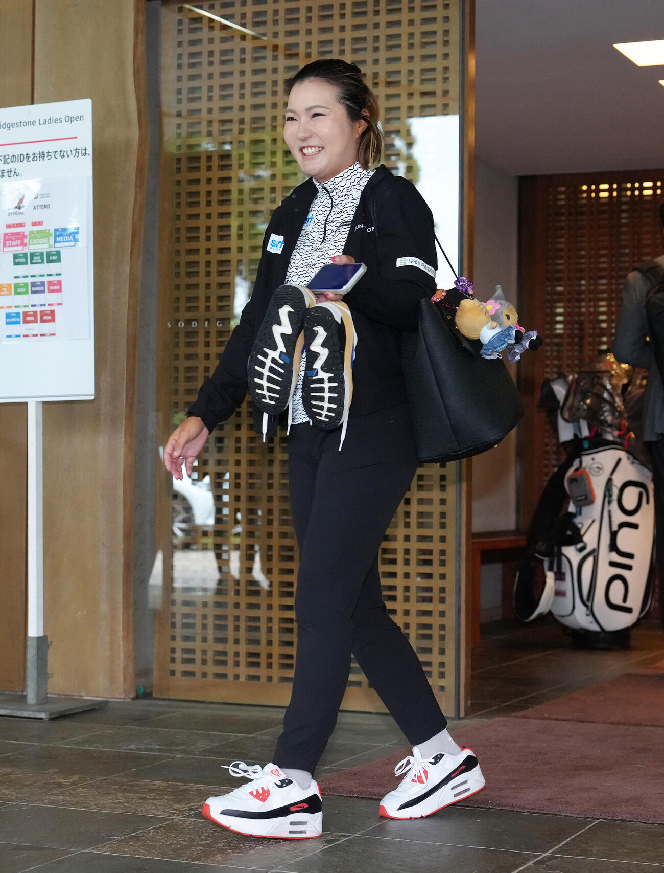 ブリヂストンレディスオープン第2日　競技中止となりクラブハウスを後にする高橋彩華（撮影・足立雅史）＝2026年5月22日
