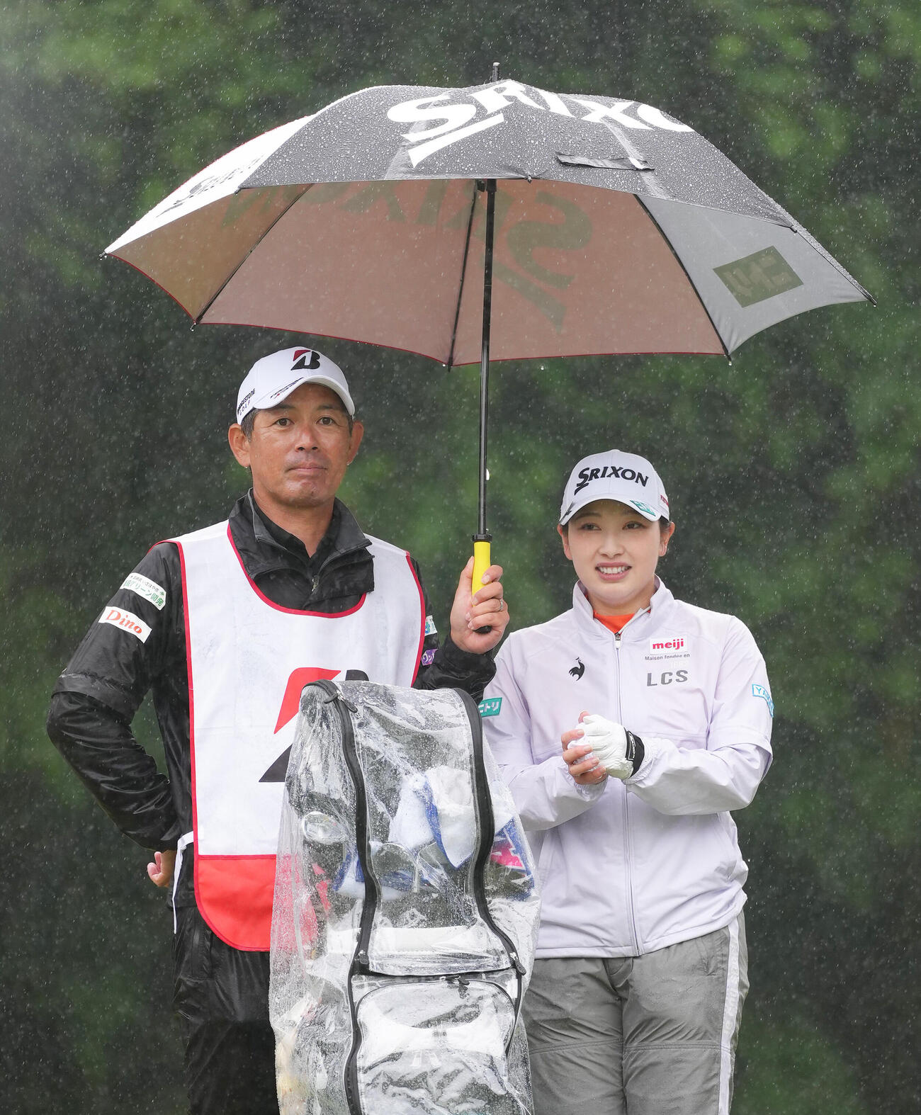 ブリヂストンレディスオープン第2日　雨の中、プレーを待つ小祝さくら（右）（撮影・足立雅史）