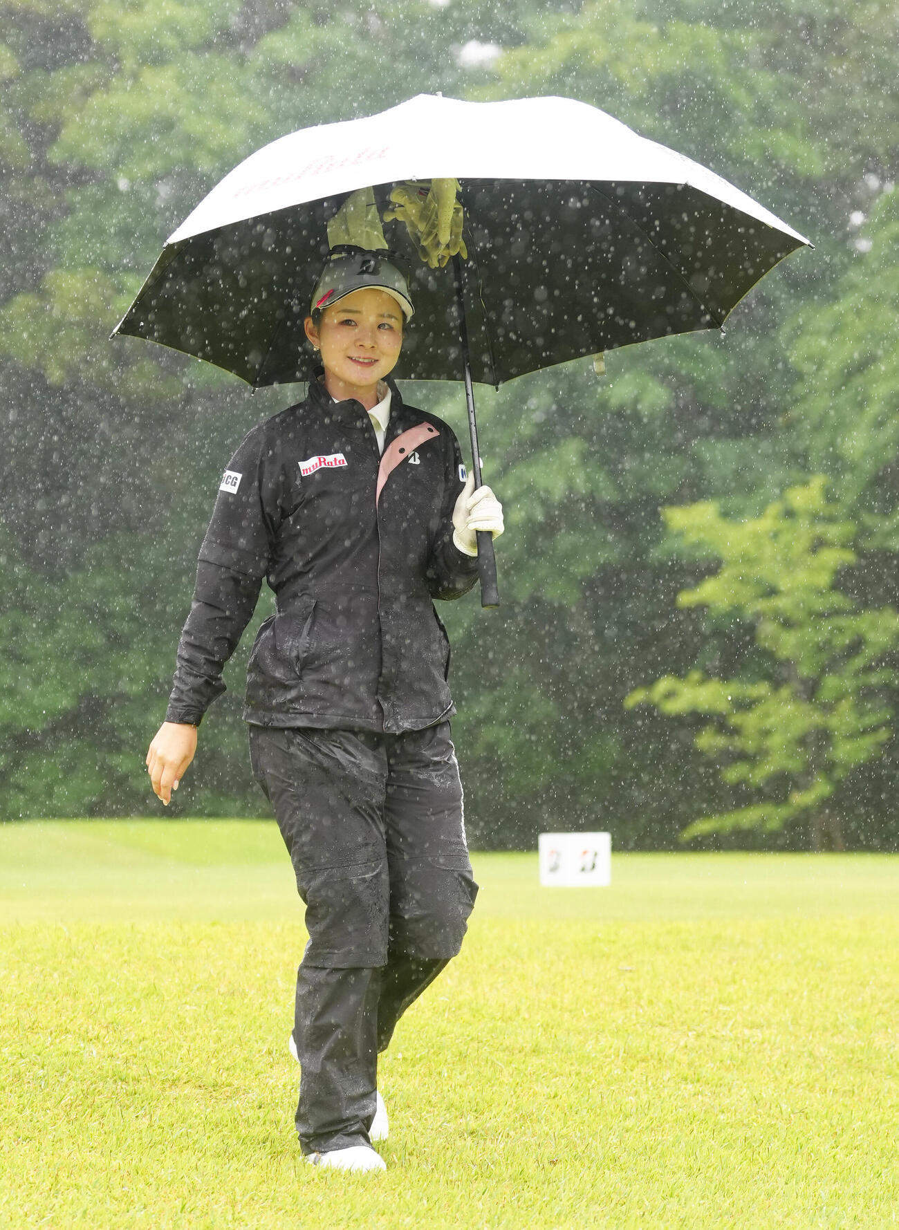 笑顔で移動する川崎春花（撮影・足立雅史）
