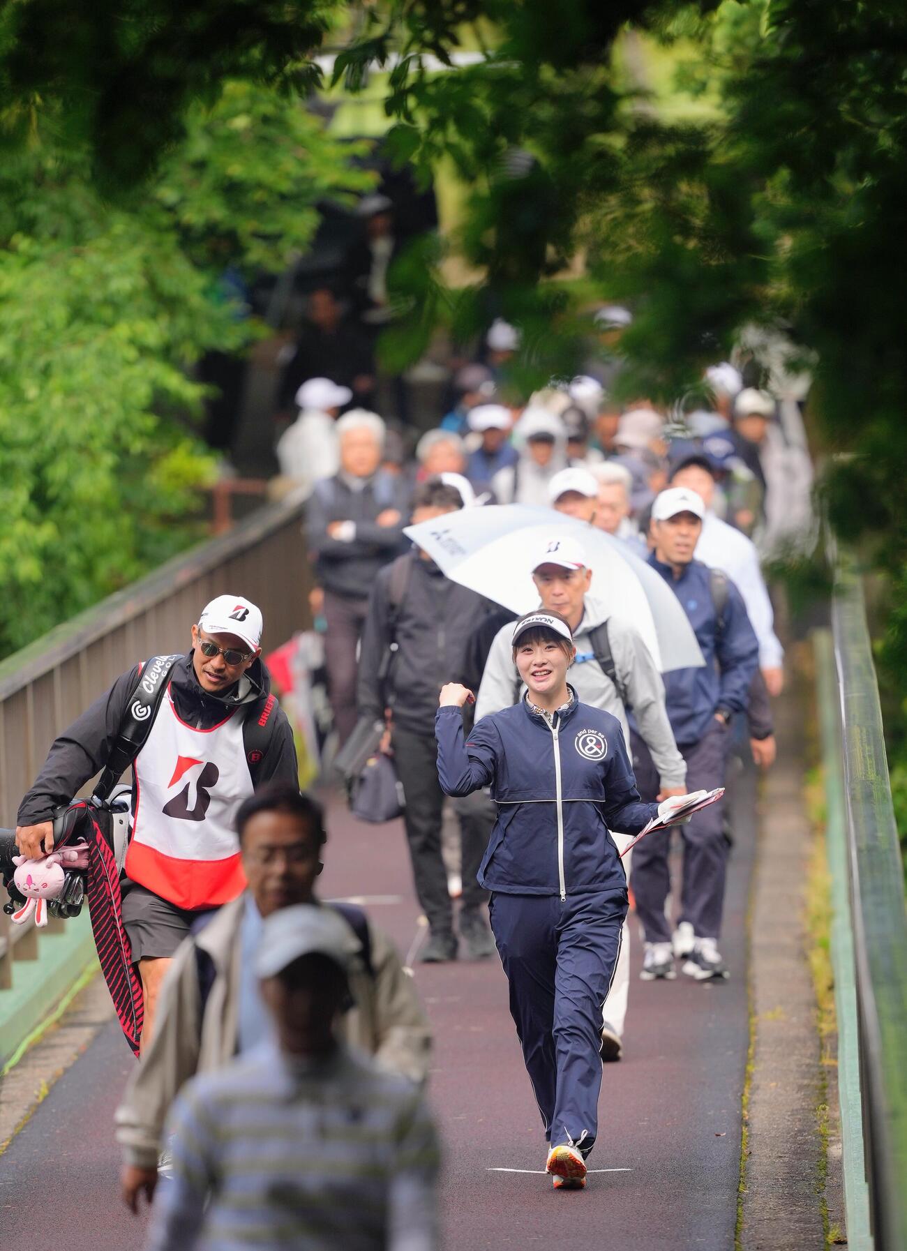 ブリヂストンレディスオープン・第3日　橋を渡り移動する都玲華（撮影・足立雅史）＝2026年5月23日