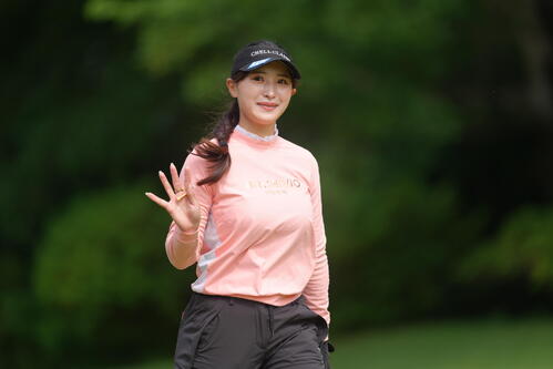 ブリヂストンレディスオープン・第3日　笑顔で手を振る臼井麗香（撮影・足立雅史）＝2026年5月23日
