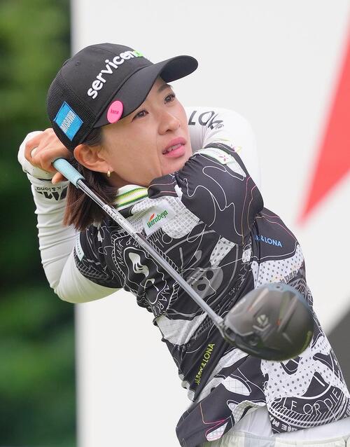 ブリヂストンレディスオープン・第3日　10番、ティーショットを放つ永井花奈（撮影・足立雅史）＝2026年5月22日