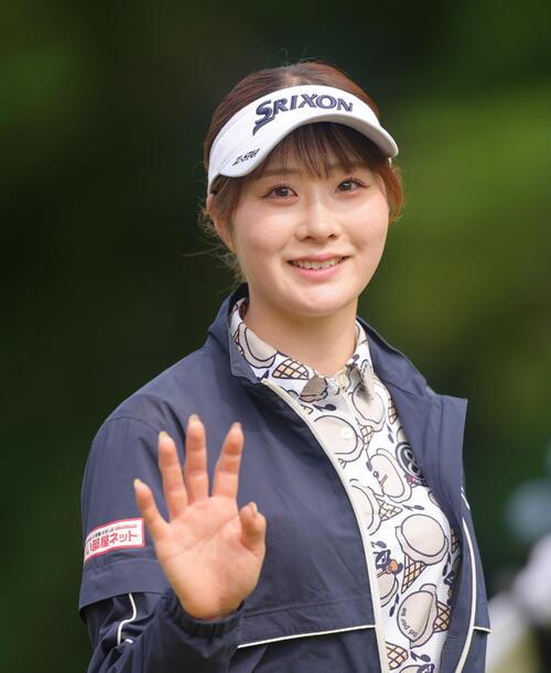 ブリヂストンレディスオープン・第3日　カメラに笑顔で手を振った振る都玲華（撮影・足立雅史）＝2026年5月23日