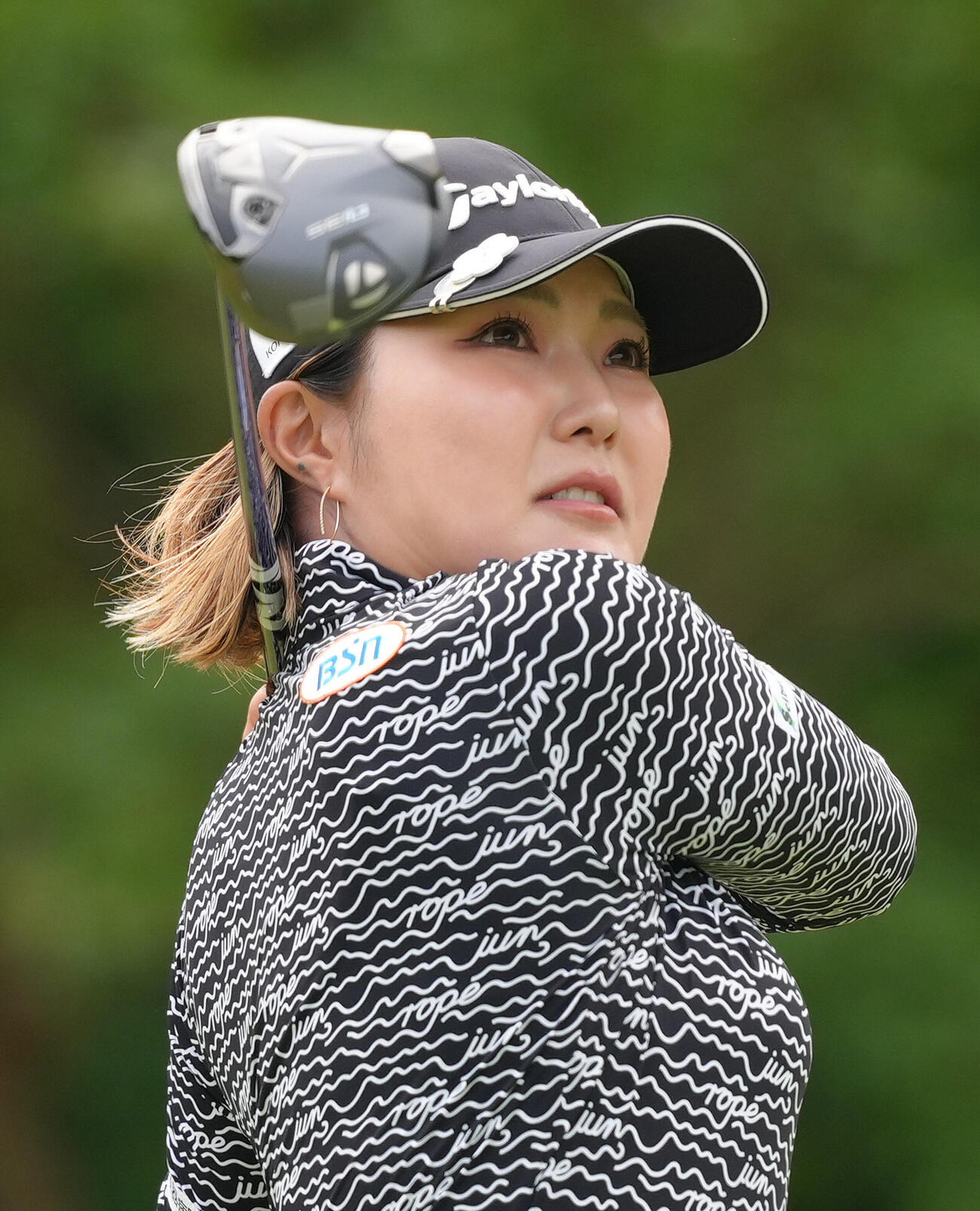 ブリヂストンレディスオープン第3日　4番、ティーショットを放つ高橋彩華（撮影・足立雅史）＝2026年5月23日