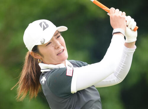 ブリヂストンレディスオープン第3日　4番、ティーショットを放つ渡辺彩香（撮影・足立雅史）＝2026年5月23日