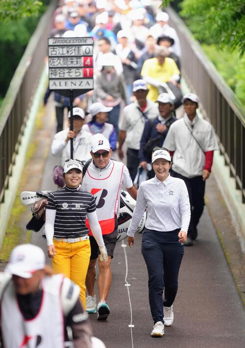 ブリヂストンレディスオープン・第3日　笑顔で移動する佐久間朱莉（左）と神谷そら（撮影・足立雅史）＝2026年5月23日