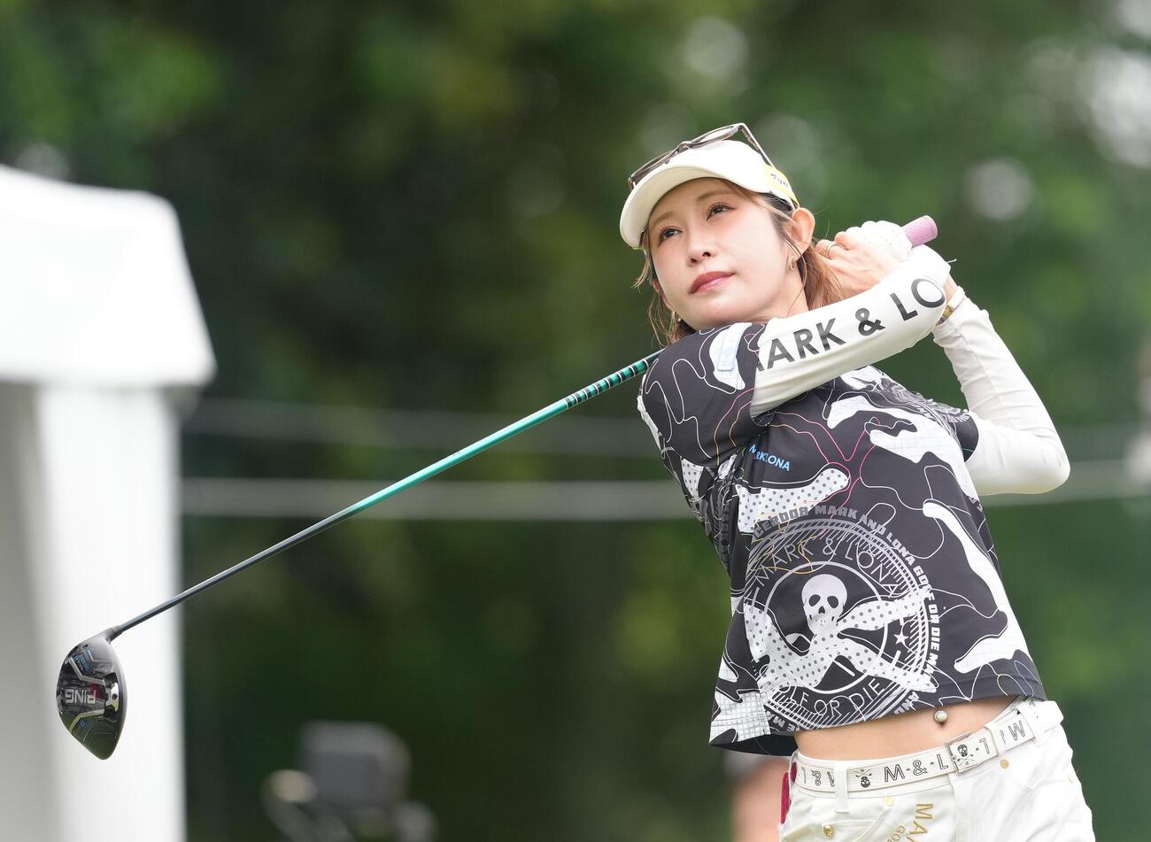 1番、ティーショットを放つ金田久美子（撮影・足立雅史）