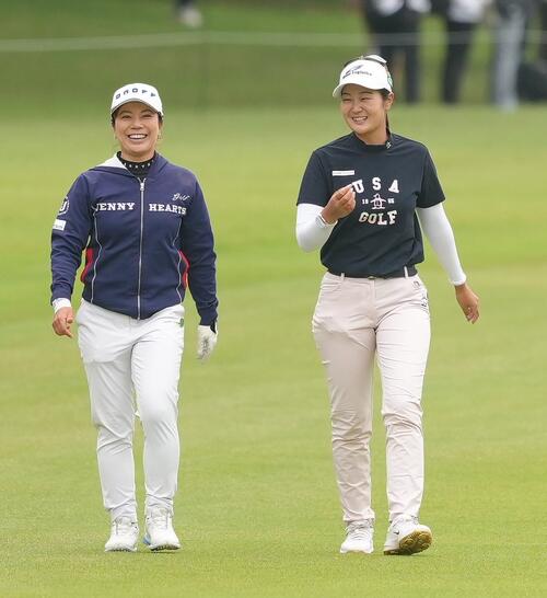 談笑しながら移動する下川めぐみ(左)と神谷そら(撮影・足立雅史)