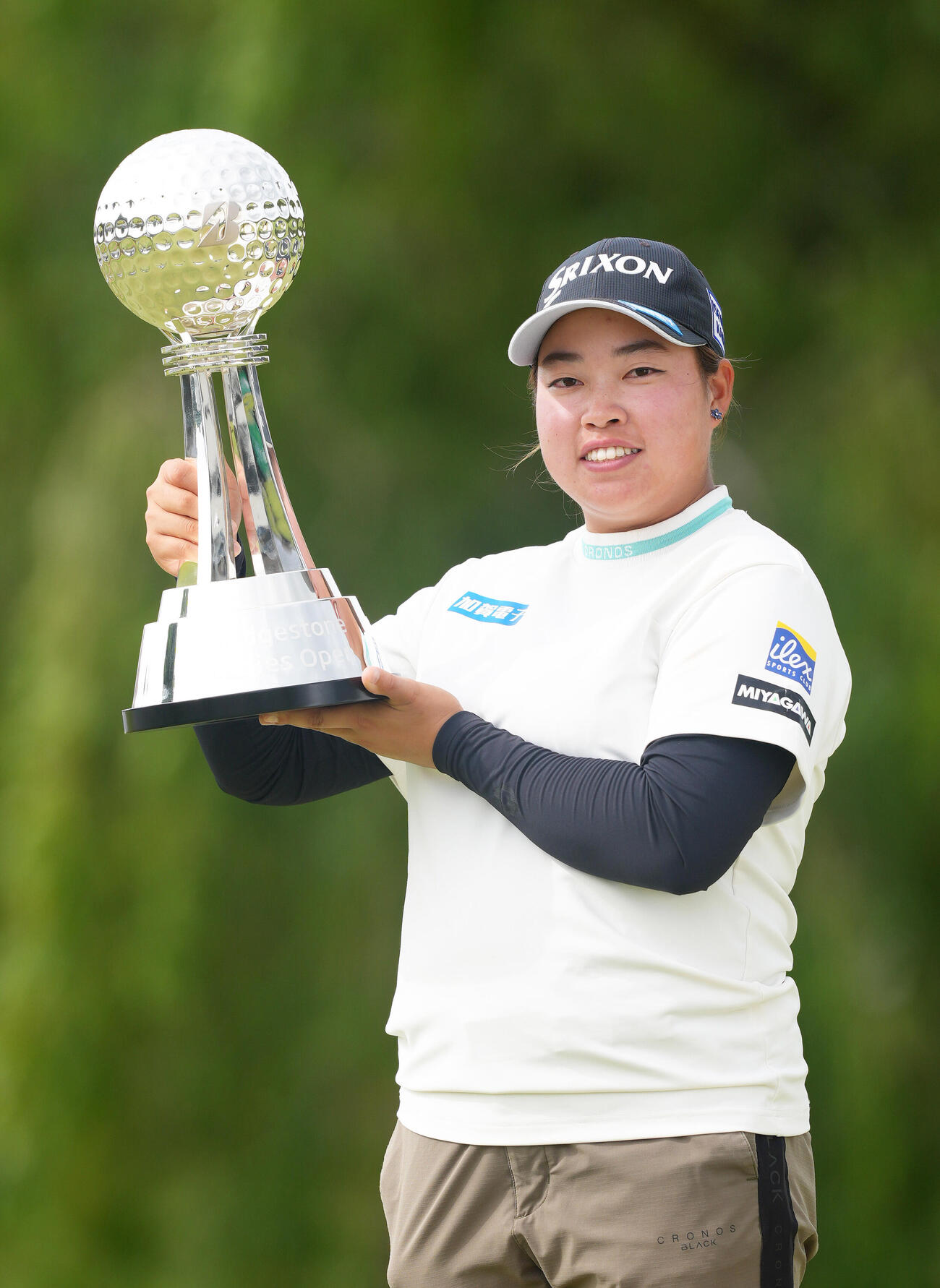 ブリヂストンレディスオープン最終日　優勝トロフィーを掲げる入谷響（撮影・足立雅史）＝2026年5月24日