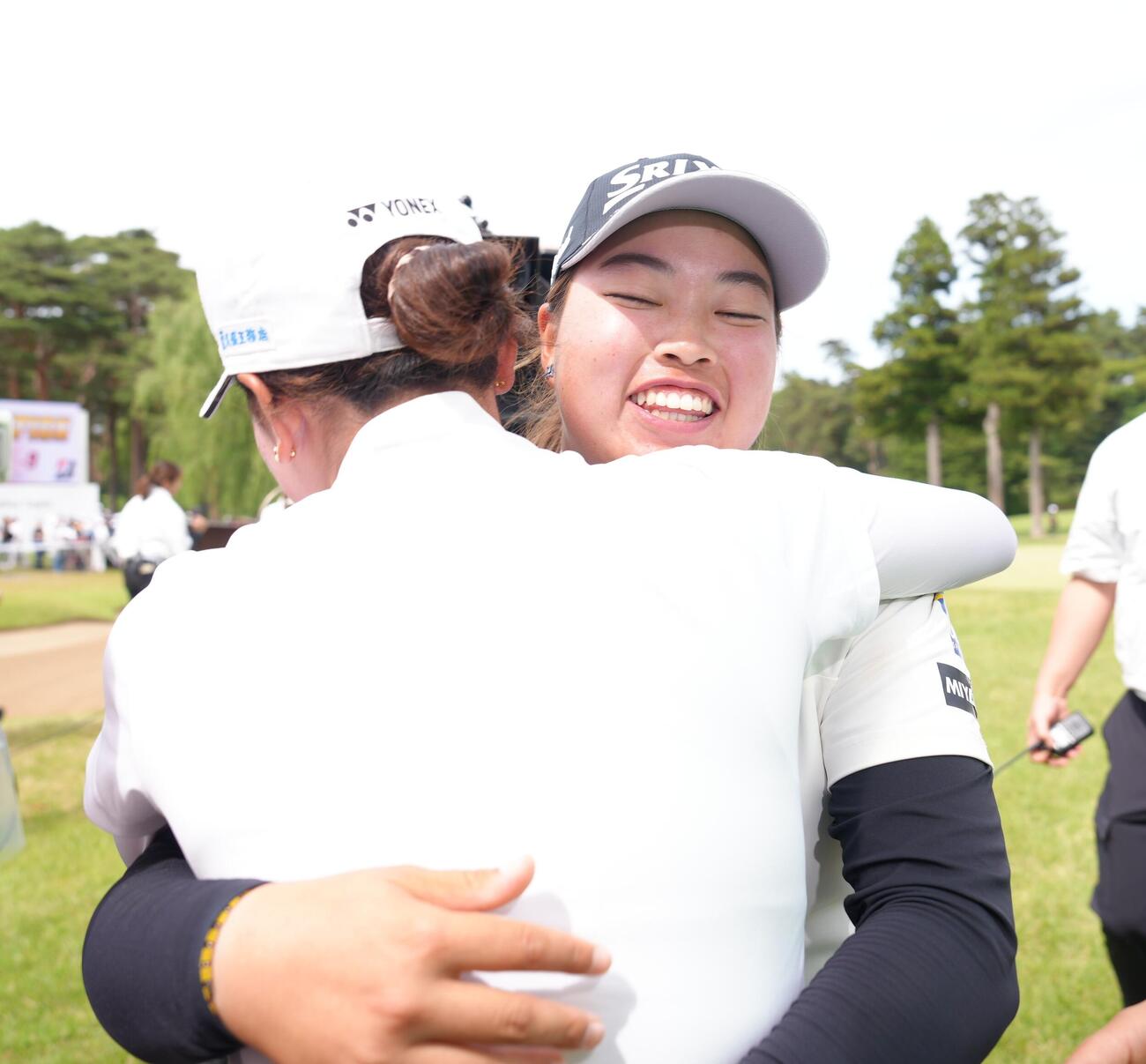優勝し抱き合い喜ぶ入谷響（撮影・足立雅史）