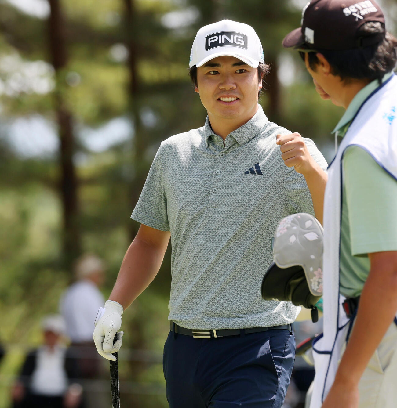 日本プロ選手権最終日　　1番、イーグルを決め同組の勝俣陵のキャディー（右）とタッチする細野勇策（撮影・加藤哉）2026年5月24日