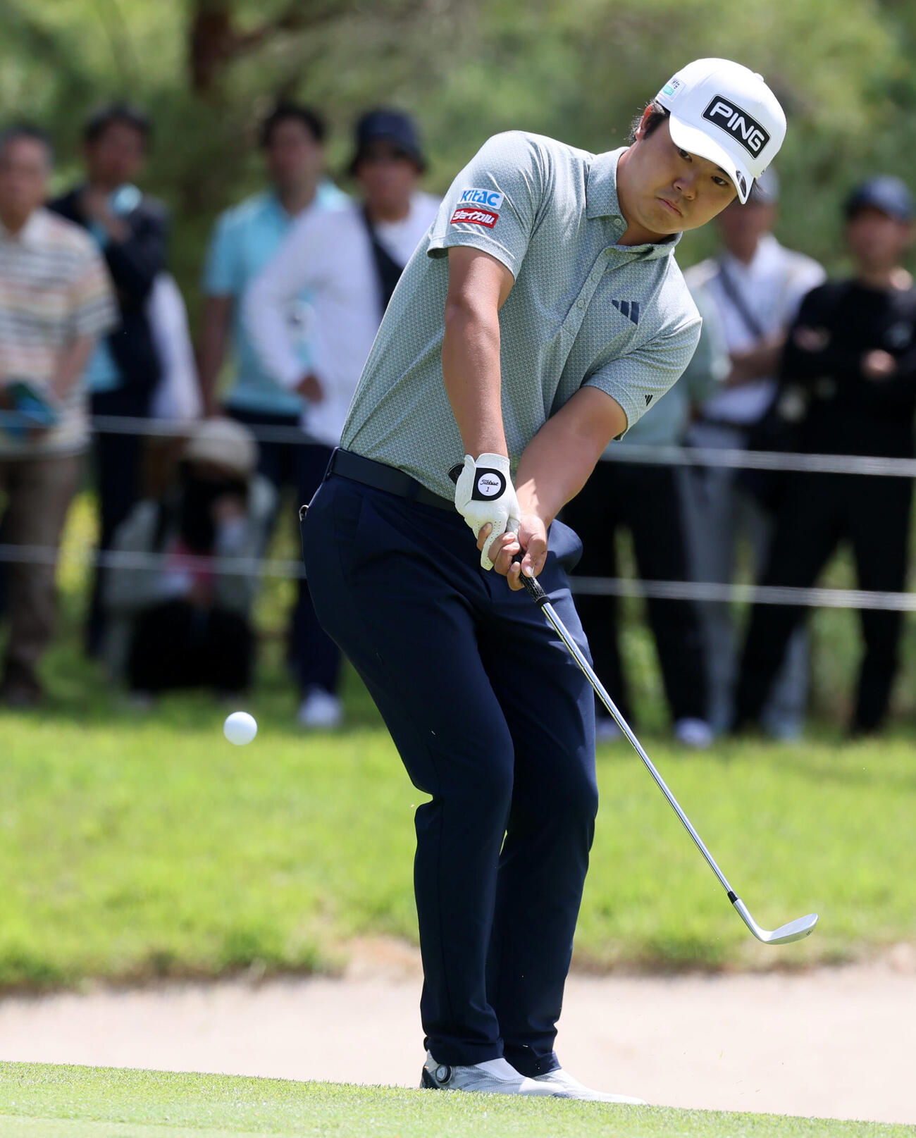 日本プロ選手権最終日　　1番、グリーン脇からイーグルショットを決める細野勇策（撮影・加藤哉）2026年5月24日