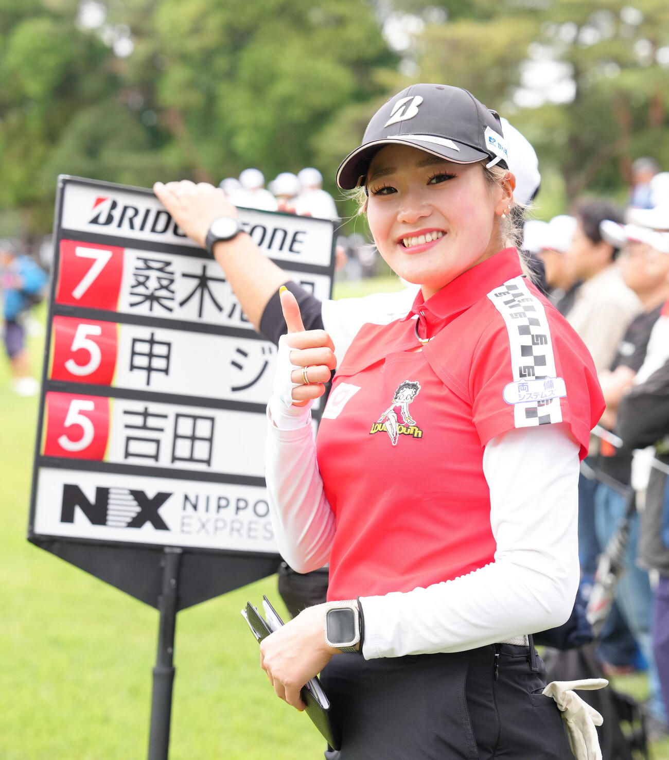 2番、アルバトロスを達成し笑顔を見せる桑木志帆（撮影・足立雅史）