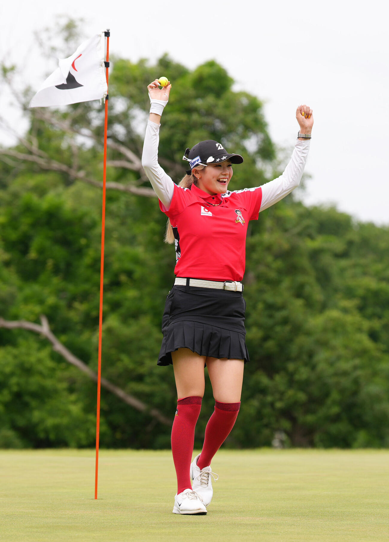 2番、アルバトロスを達成しボールを手に喜ぶ桑木志帆（撮影・足立雅史）