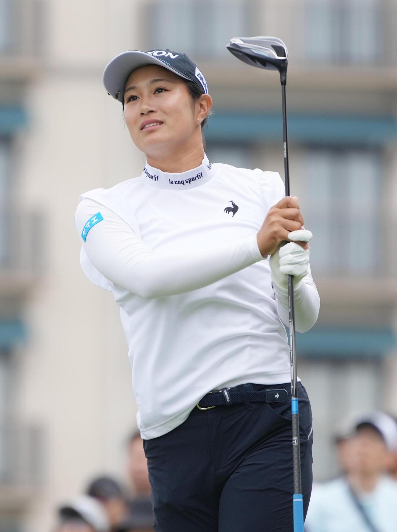 リゾートトラストレディス第1日　1番、ティーショットの打球を見つめる中村心（撮影・小沢裕）