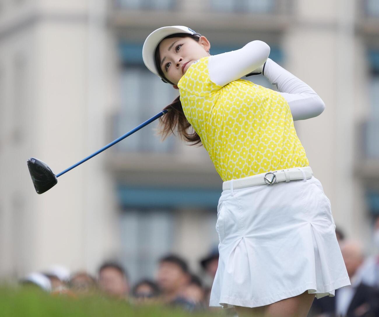リゾートトラストレディス第1日　1番、ティーショットを放つ政田夢乃（撮影・小沢裕）