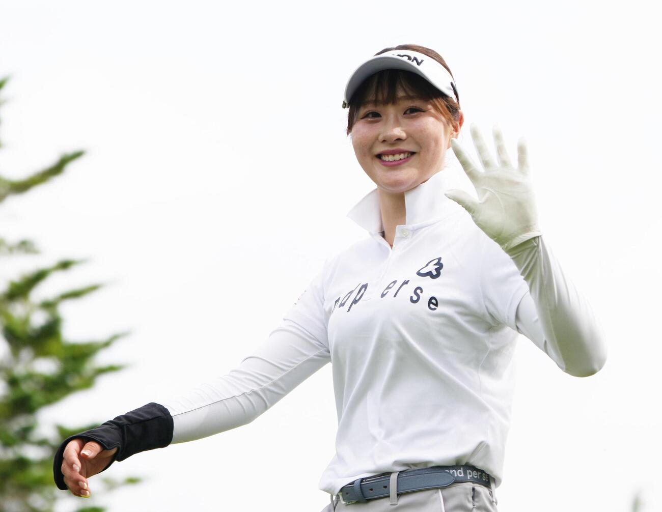 リゾートトラストレディス第1日　1番、ティーショットを終えカメラマンに手を振る都玲華（撮影・小沢裕）