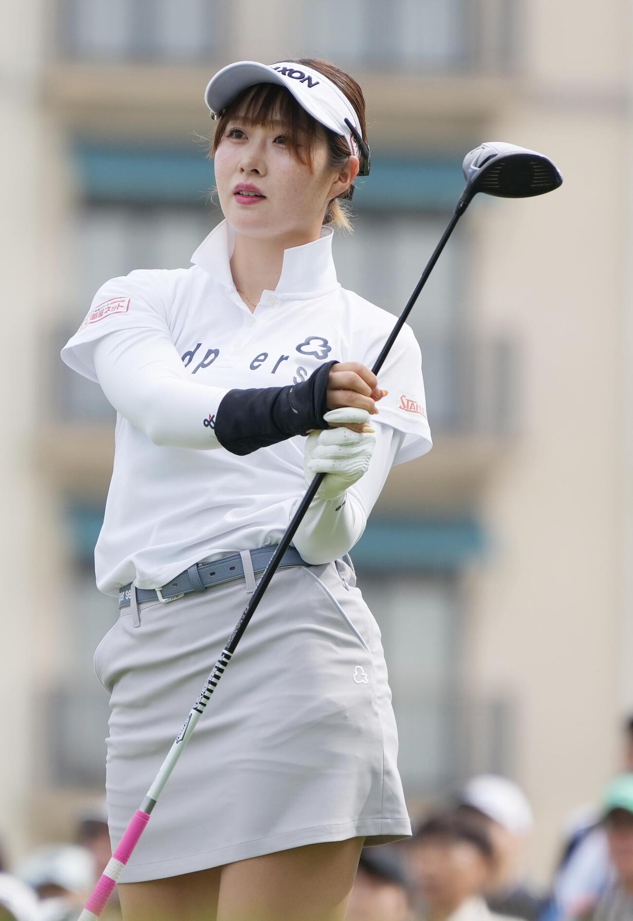 リゾートトラストレディス第1日　1番、ティーショットの打球を見つめる都玲華（撮影・小沢裕）