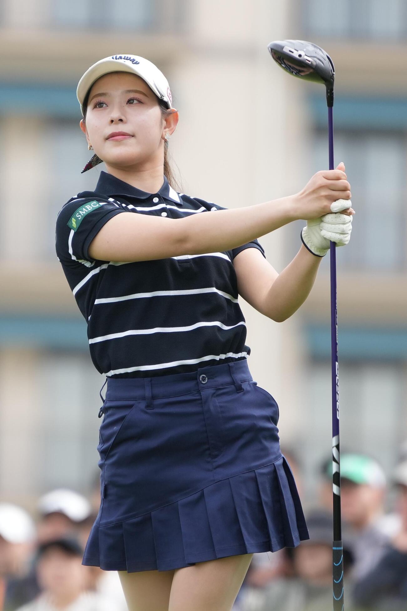 リゾートトラストレディス第1日　1番、ティーショットを終え打球を見つめる吉田鈴（撮影・小沢裕）＝2026年5月28日