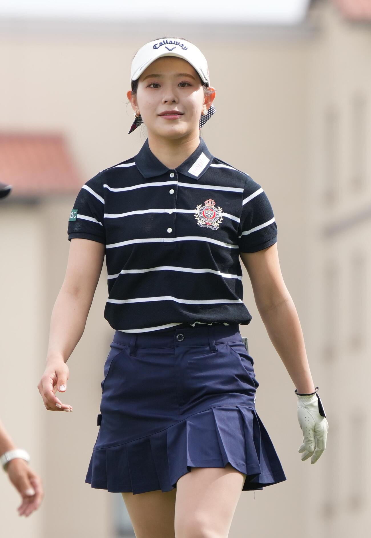 リゾートトラストレディス第1日　1番、ティーショットを終え歩き出す吉田鈴（撮影・小沢裕）＝2026年5月28日