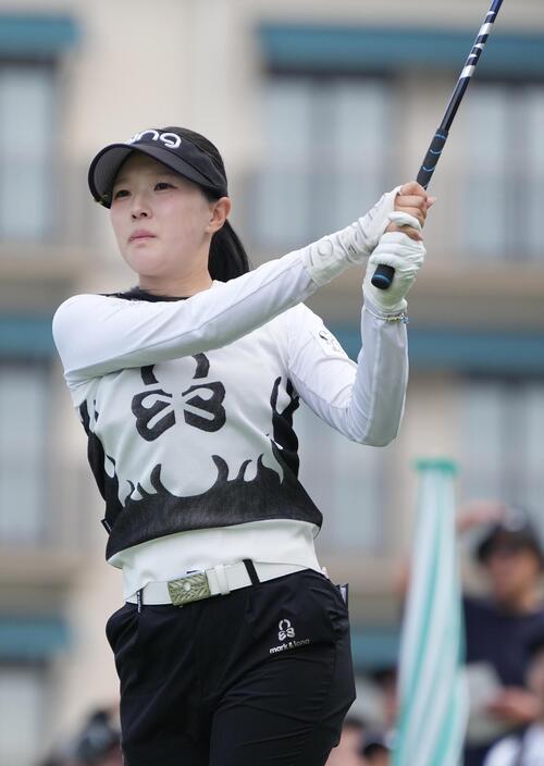 リゾートトラストレディス第1日　1番、ティーショットの打球を見つめる松原柊亜（撮影・小沢裕）