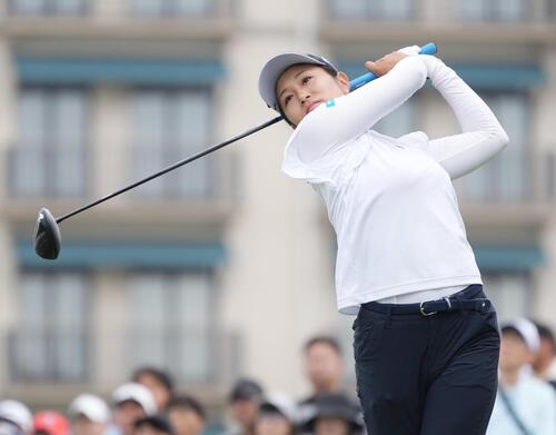 リゾートトラストレディス第1日　1番、ティーショットを放つ中村心（撮影・小沢裕）