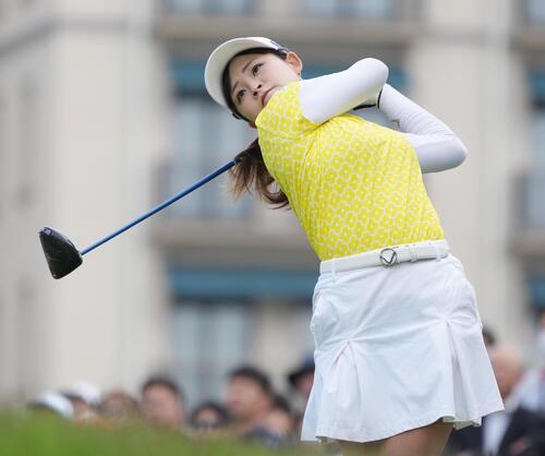 リゾートトラストレディス第1日　1番、ティーショットを放つ政田夢乃（撮影・小沢裕）