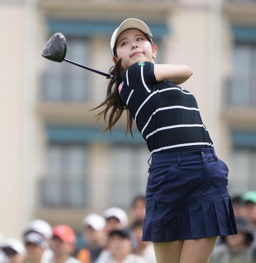 リゾートトラストレディス第1日　1番、ティーショットを放つ吉田鈴（撮影・小沢裕）