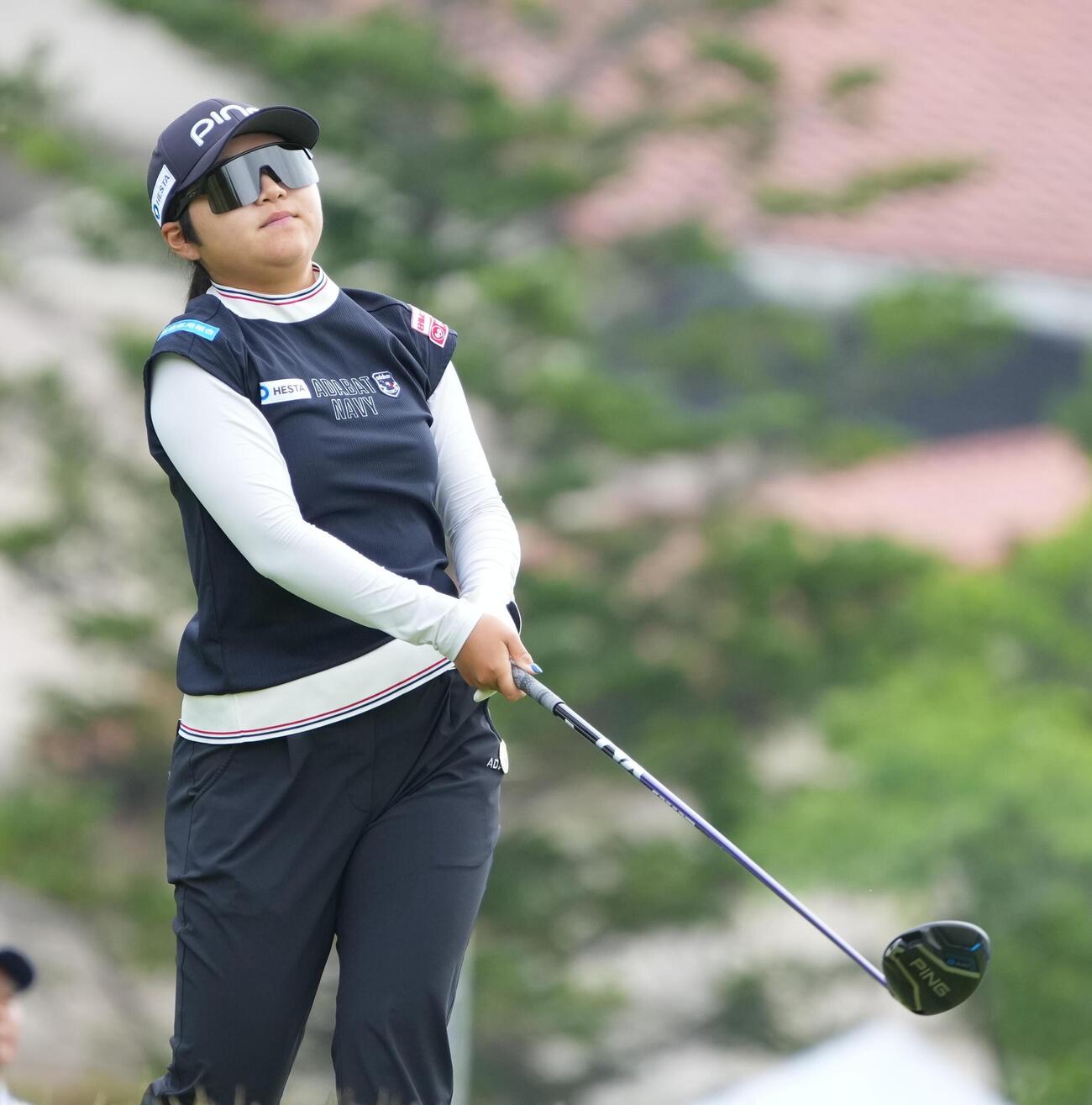 リゾートトラストレディス第1日　10番、ティーショットの打球を見つめる宮沢美咲（撮影・小沢裕）