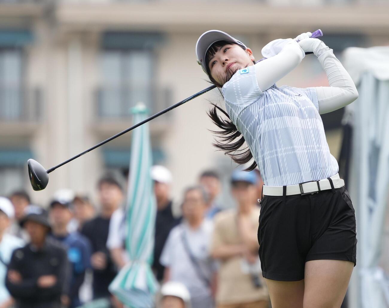 リゾートトラストレディス第1日　1番、ティーショットを放つ尾関彩美悠（撮影・小沢裕）