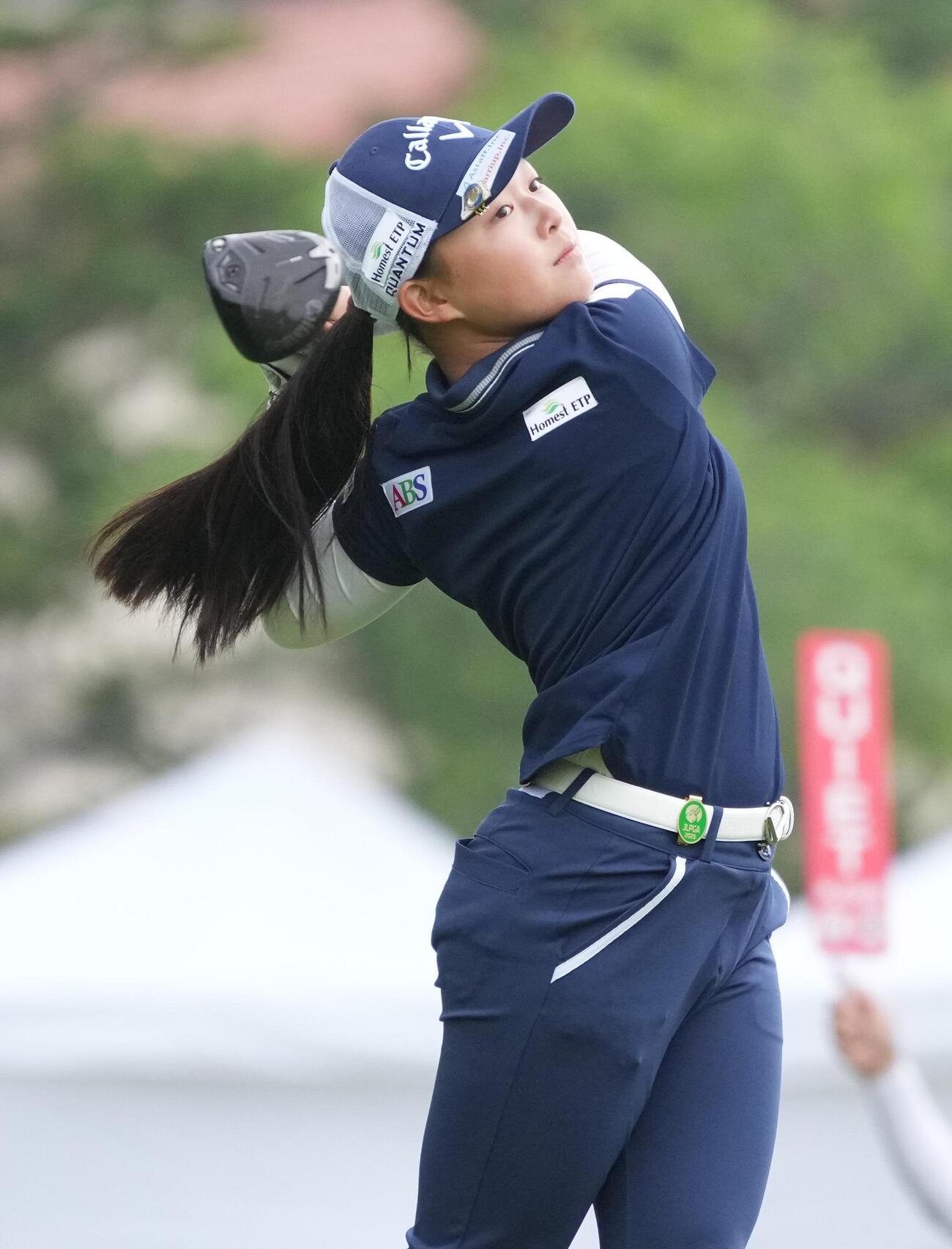リゾートトラストレディス第1日　10番、ティーショットを放つ道上稀唯（撮影・小沢裕）