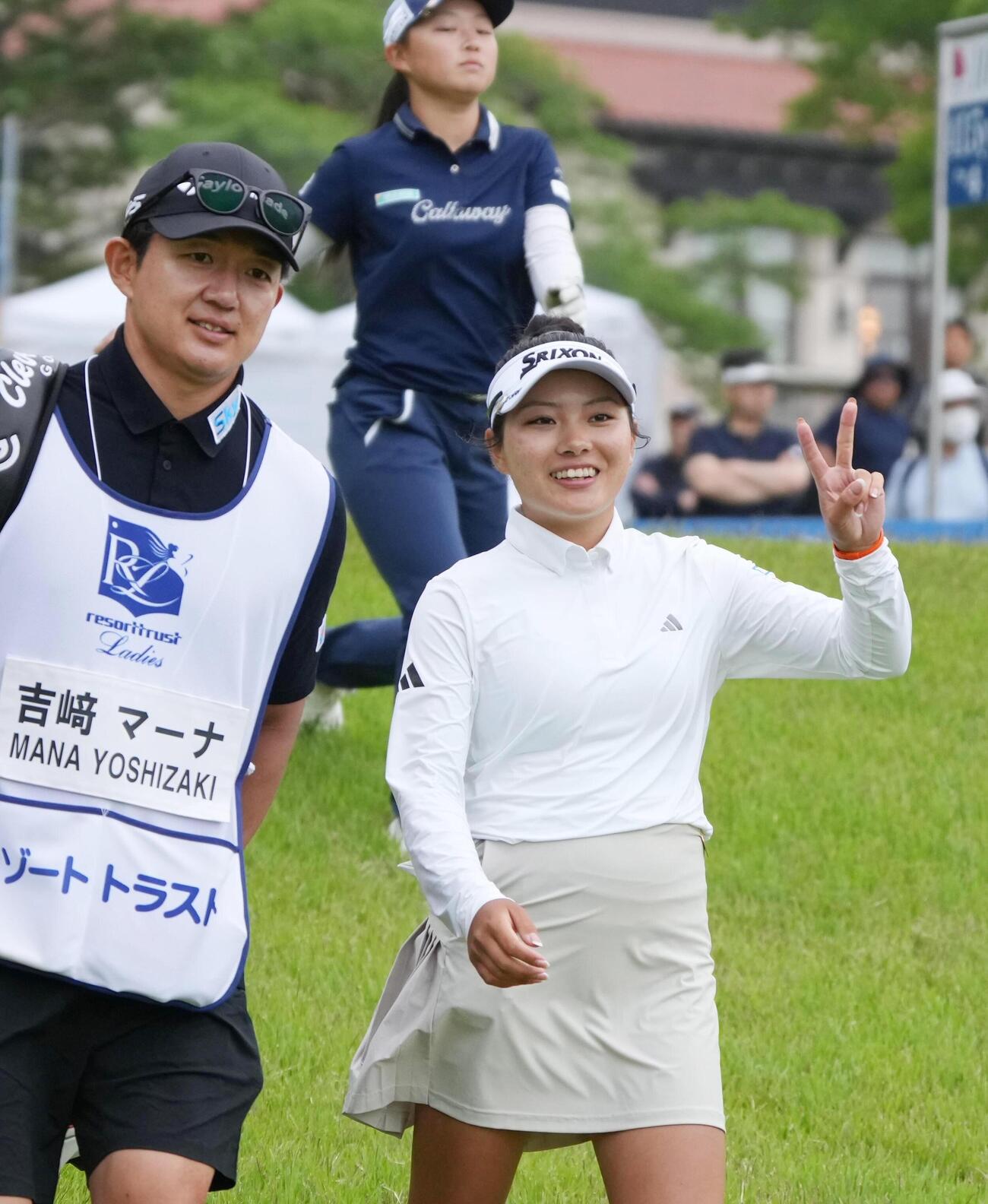 リゾートトラストレディス第1日　10番、ティーショットを終えカメラマンに向かってピースする吉崎マーナ（撮影・小沢裕）＝2026年5月28日