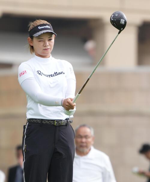 リゾートトラストレディス第1日　10番、ティーショットの狙いを定める森井あやめ（撮影・小沢裕）