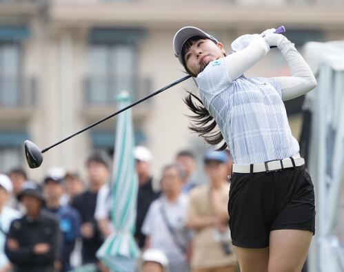 リゾートトラストレディス第1日　1番、ティーショットを放つ尾関彩美悠（撮影・小沢裕）