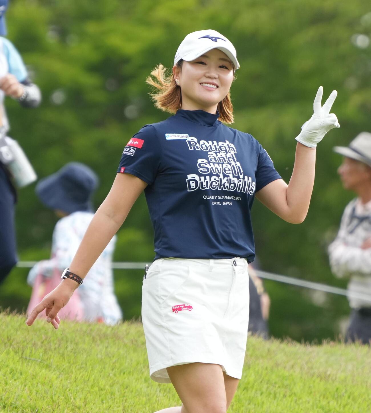 リゾートトラストレディス第1日　10番、ティーショットを終えカメラマンに向かってピースする奥山純菜（撮影・小沢裕）