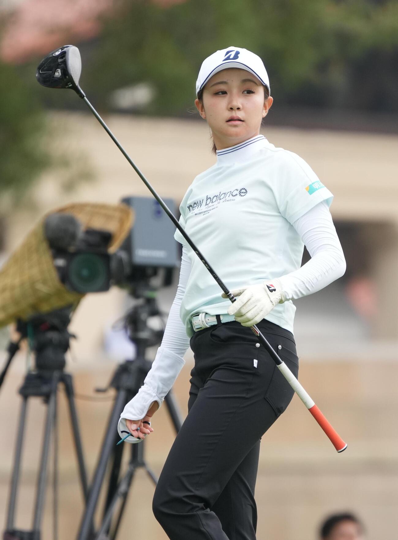 リゾートトラストレディス第1日　10番、ティーショットの打球を見つめる伊藤愛華（撮影・小沢裕）