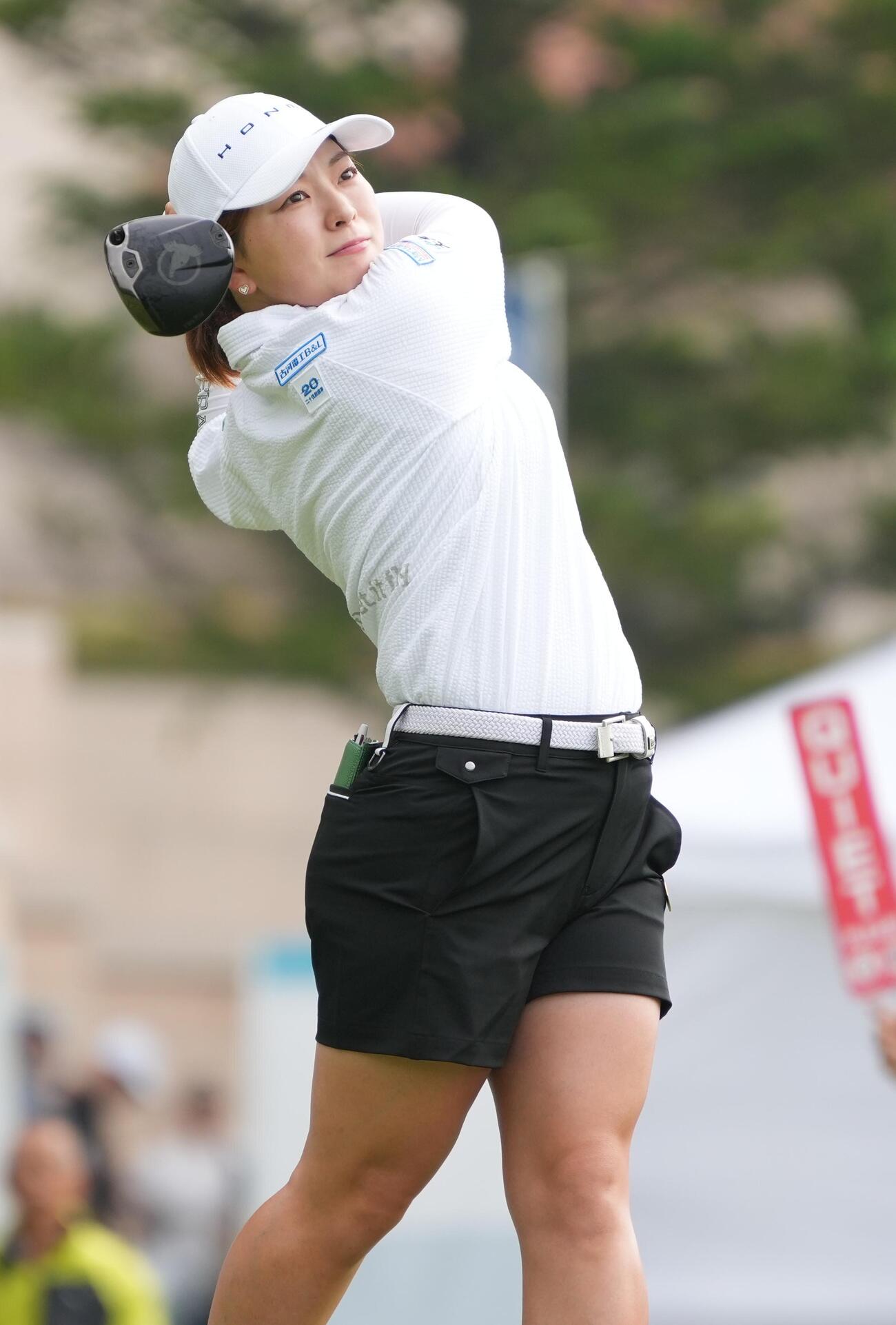 リゾートトラストレディス第1日　10番、ティーショットを放つ吉川桃（撮影・小沢裕）
