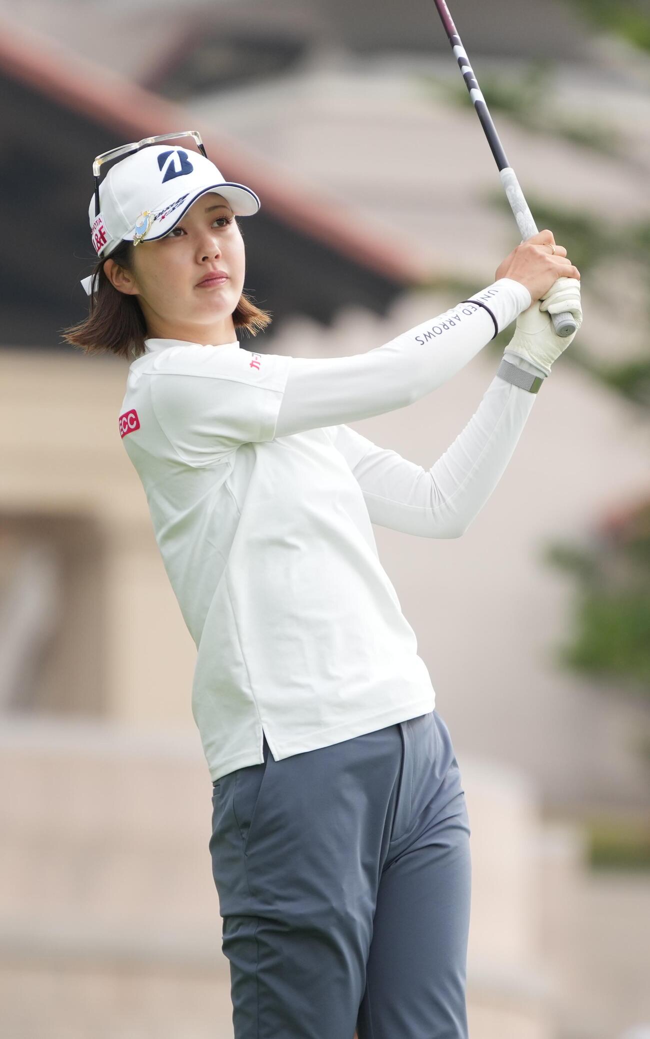 リゾートトラストレディス第1日　10番、ティーショットの打球を見つめる與語優奈（撮影・小沢裕）