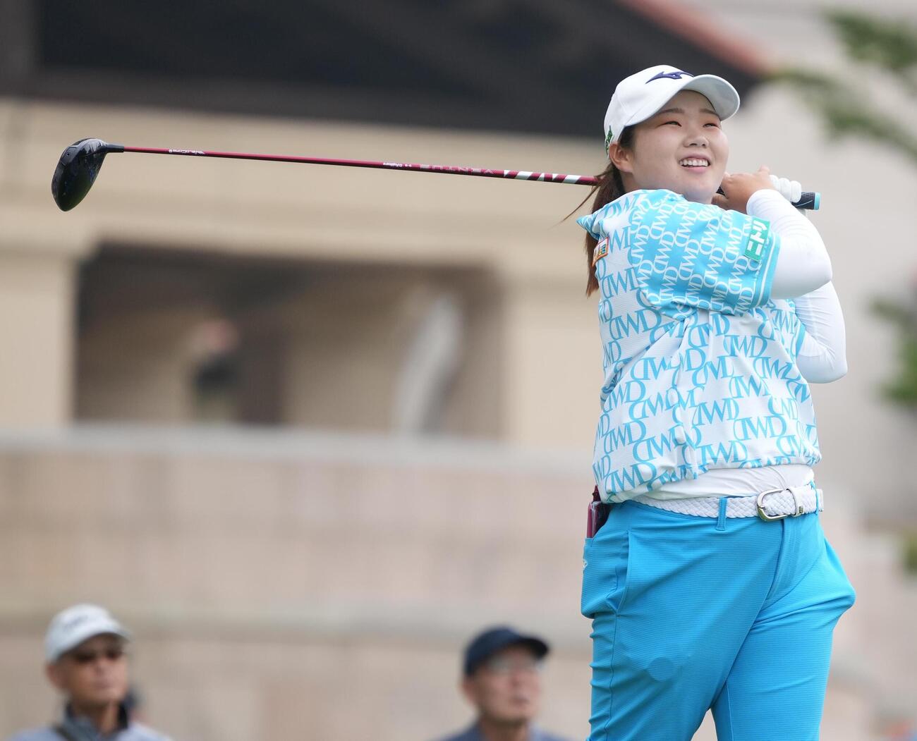 リゾートトラストレディス第1日　10番、ティーショットの打球を見つめる寺岡沙弥香（撮影・小沢裕）