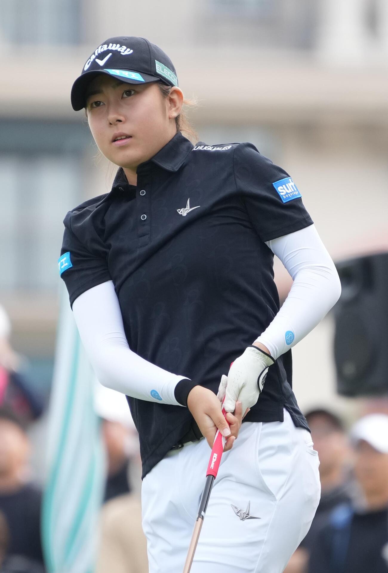 リゾートトラストレディス第1日　1番、ティーショットの打球を見つめる後藤あい（撮影・小沢裕）