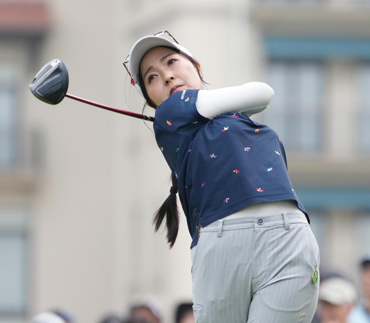 リゾートトラストレディス第1日　1番、ティーショットを放つ青木瀬令奈（撮影・小沢裕）